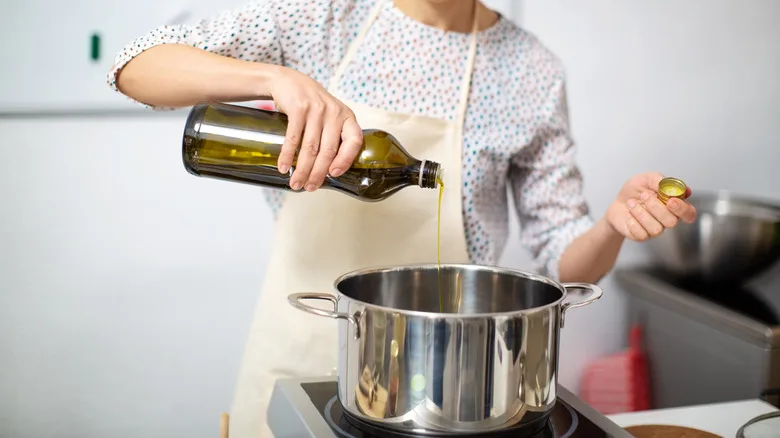 How to Keep Pots From Boiling Over With Cooking Oil