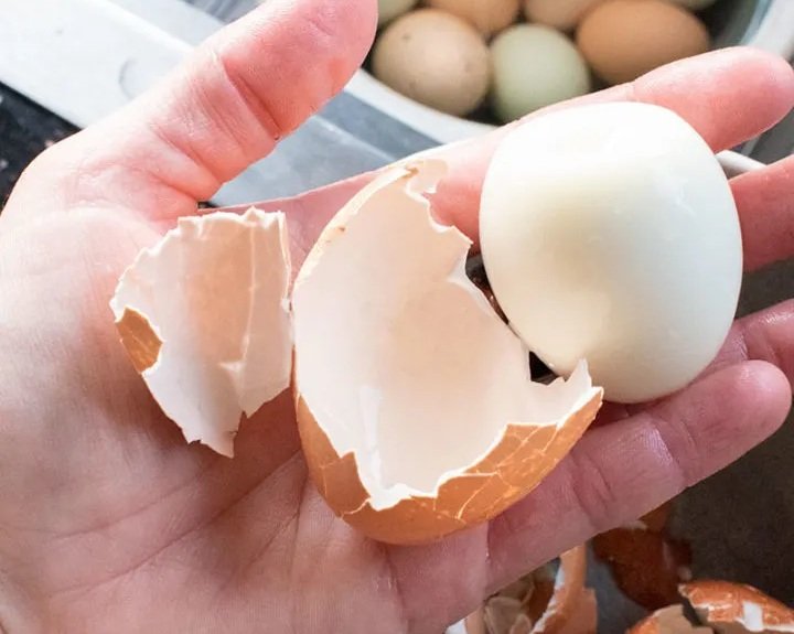How to Peel a Hard-Boiled Egg in Two Ways
