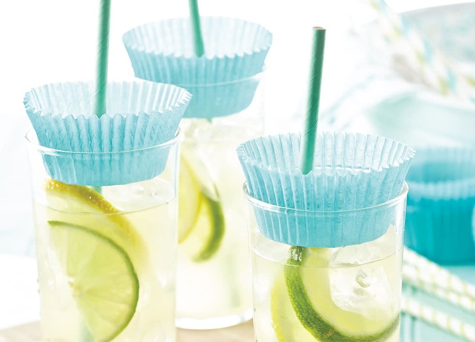 stop sharing drinks on the patio with yard bugs using a cupcake liner